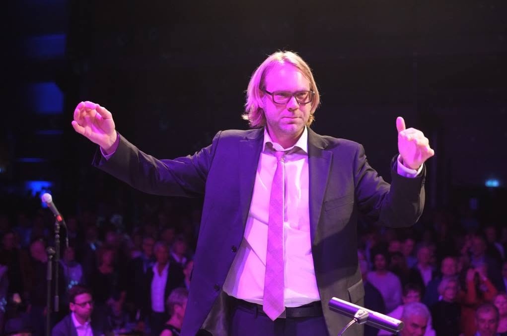 Anders Larson dirigerer i scenelys